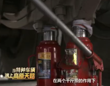川藏線千溝萬壑，自駕車主用液壓千斤頂更換損壞輪胎